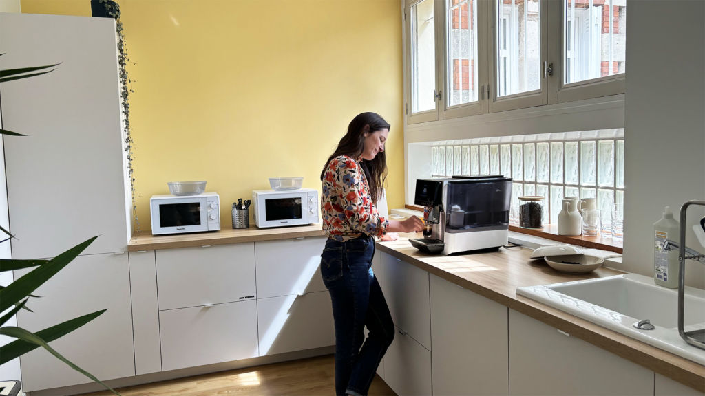 Marion Mathus dans la cuisin des bureaux de Slideup